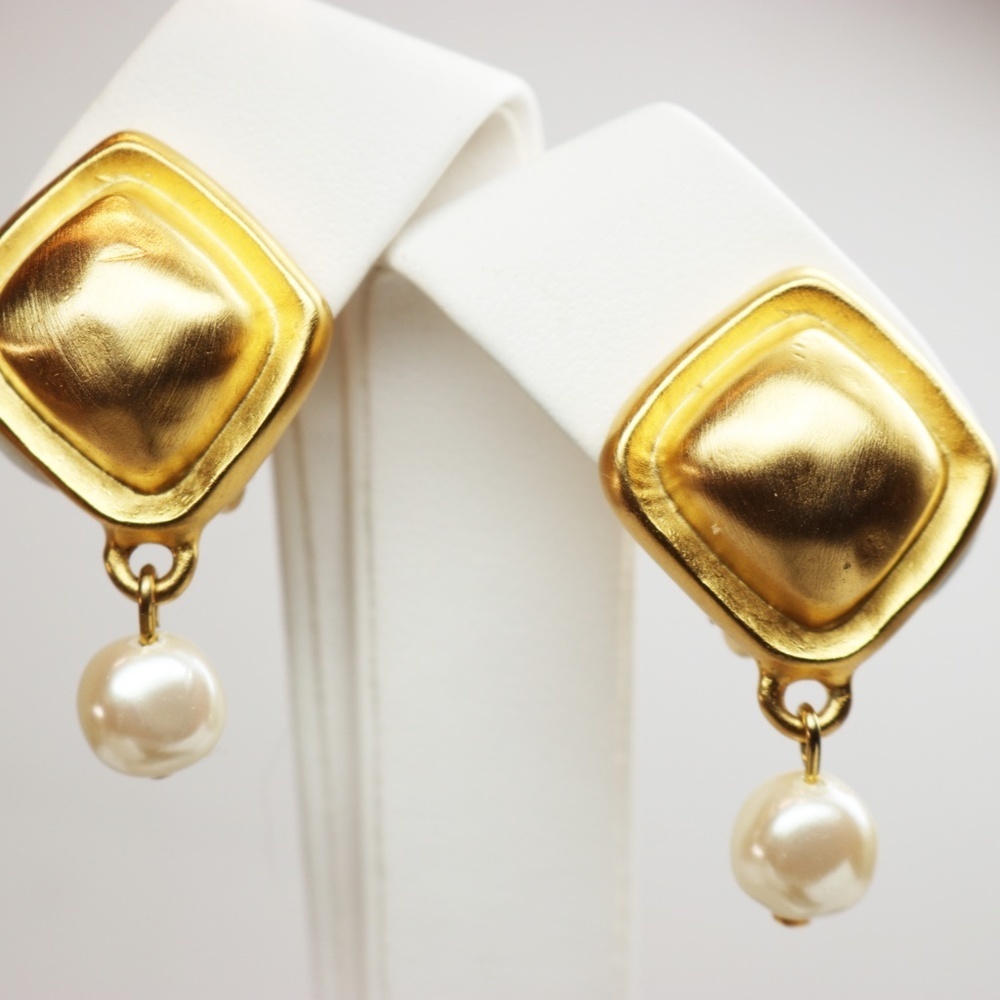 ⚜️ Vintage Givenchy Gold Pearl Drop Earrings ⚜️ - Picture 2 of 15